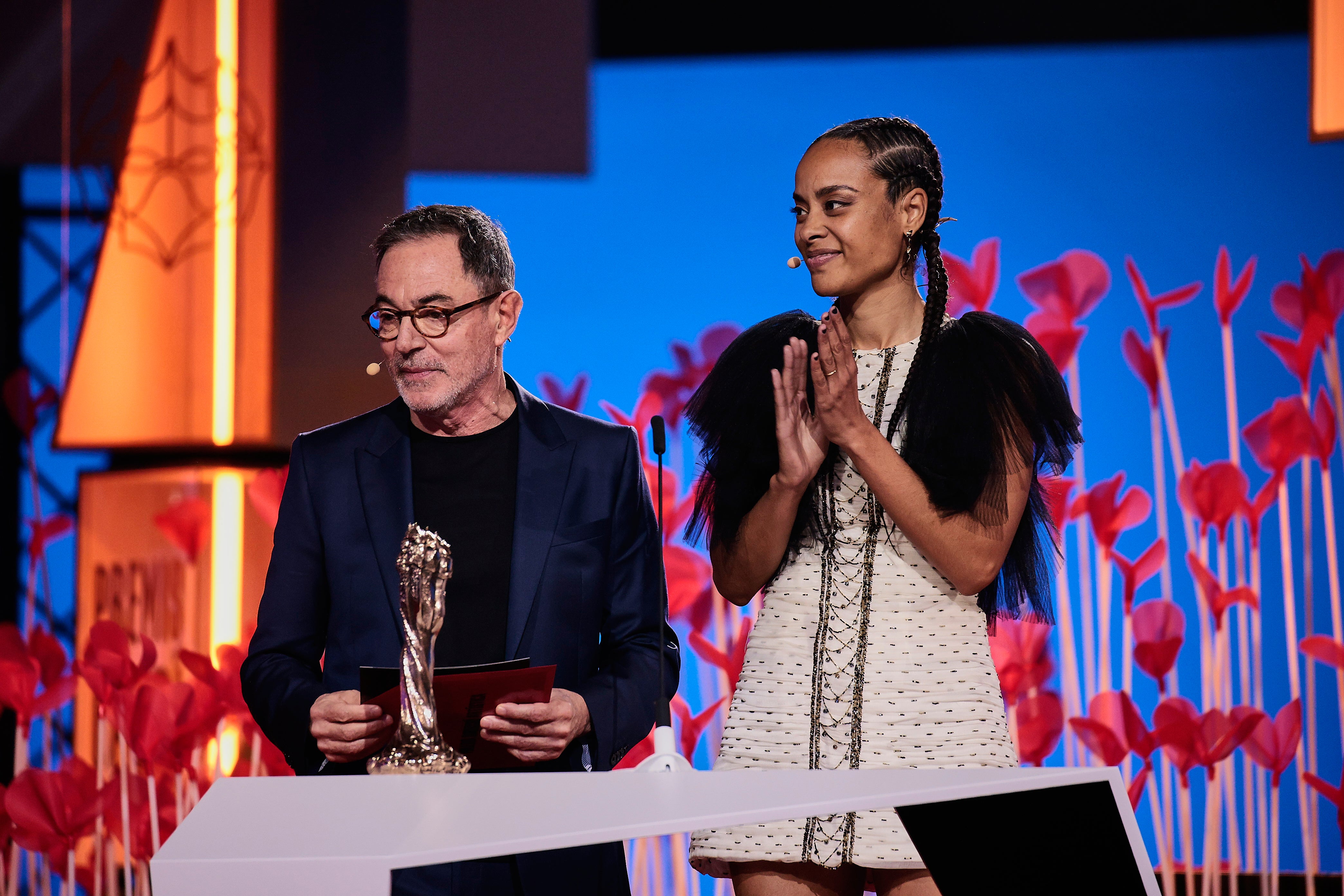 Adriana Fuertes en los Premios Gaudí con los pendientes Mosaik Joy de Roosik & Co