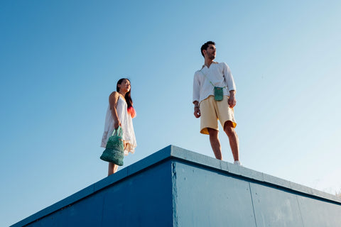hombre y mujer moda sustentable de verano