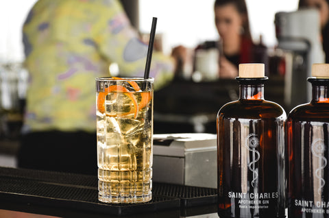 Cocktail mit Orangenzeste auf Bar mit Saint Charles Spirits