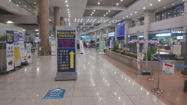 Прохождение контроля в международном аэропорту Инчхон в Корее во время пандемии