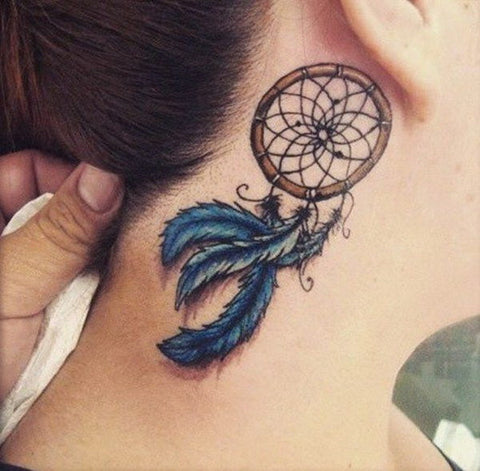 Tatouage Attrape-rêve dans le cou cercle en bois et plume bleu