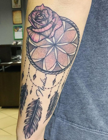 Tatouage Attrape-rêve Rose en couleur sur le bras avec plume 