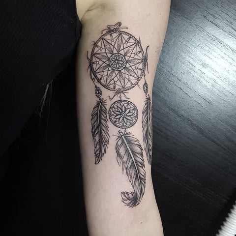 Tatouage Attrape-rêve Plusieurs anneaux tressés avec plumes