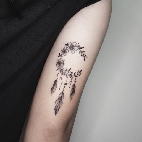 Tatouage Attrape-rêve capteur de rêve sur bras couronne de laurier lune et fleurs unicolore