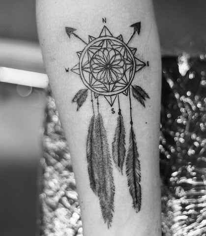Tatouage Attrape-rêve Points cardinaux avec plumes et symbole mandala