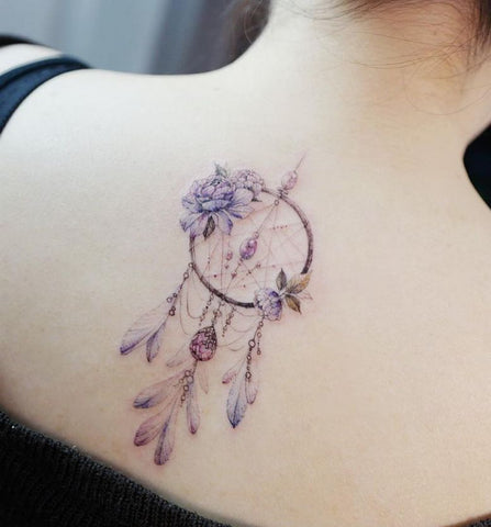 Tatouage Attrape-rêve capteur de rêve discret dos femme en couleur pierre précieuses rubis fleur violette