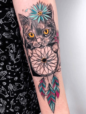 Tatouage Attrape-rêve tête de chat fleur et plumes en couleur 