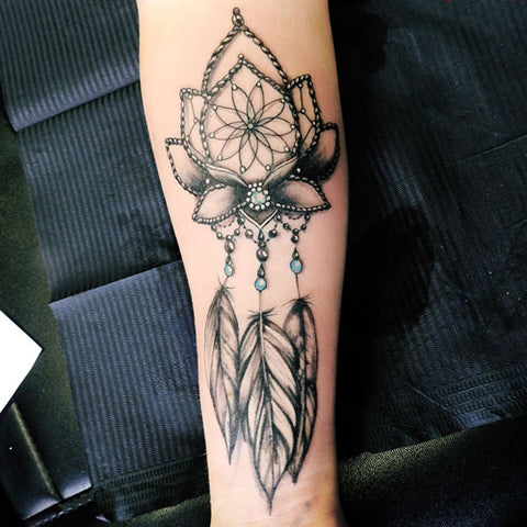 Tatouage Attrape-rêve Capteur de rêve sur mollet figure Mandala avec perle de couleur et pierre précieuse