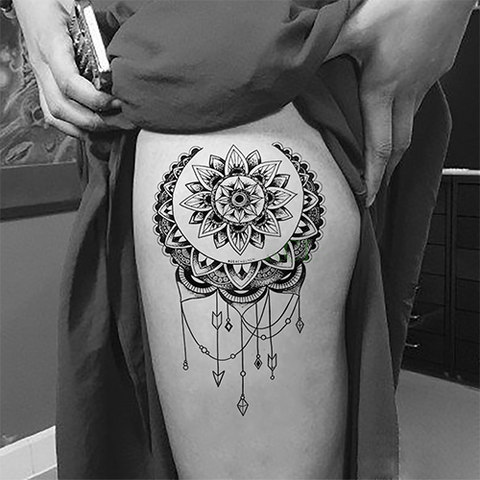 Tatouage Attrape-rêve Cuisse Lune Mandala avec flèche