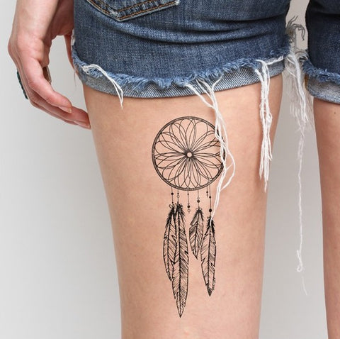 Tatouage Attrape-rêve derrière la cuisse rosace avec plume