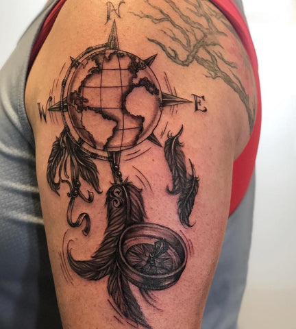 Tatouage Attrape-rêve épaule Globe boussole points cardinaux