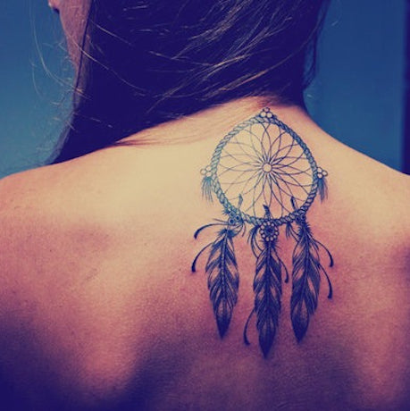 Tatouage Attrape-rêve Dos femme Rosace avec plume 