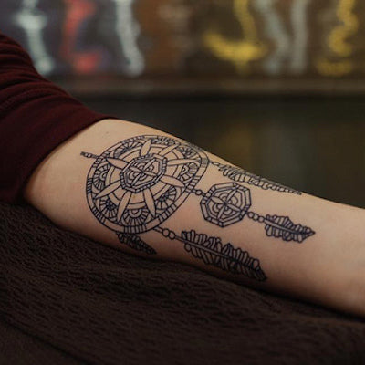 Tatouage Attrape-rêve sur avant-bras capteur de rêve en forme géométrique unicolore