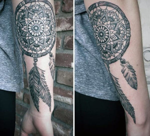 Tatouage Attrape-rêve capteur de rêve sur avant bras homme motif mandala anneau en bois