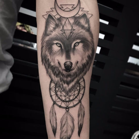 Tatouage Attrape-rêve tête de loup avec symbole lune