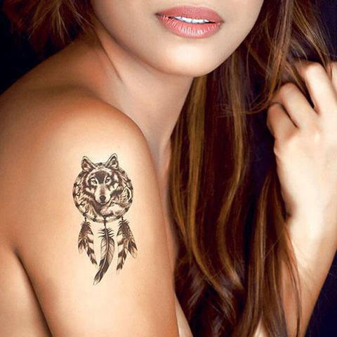 Tatouage Attrape-rêve Épaule Femme Loup avec plume