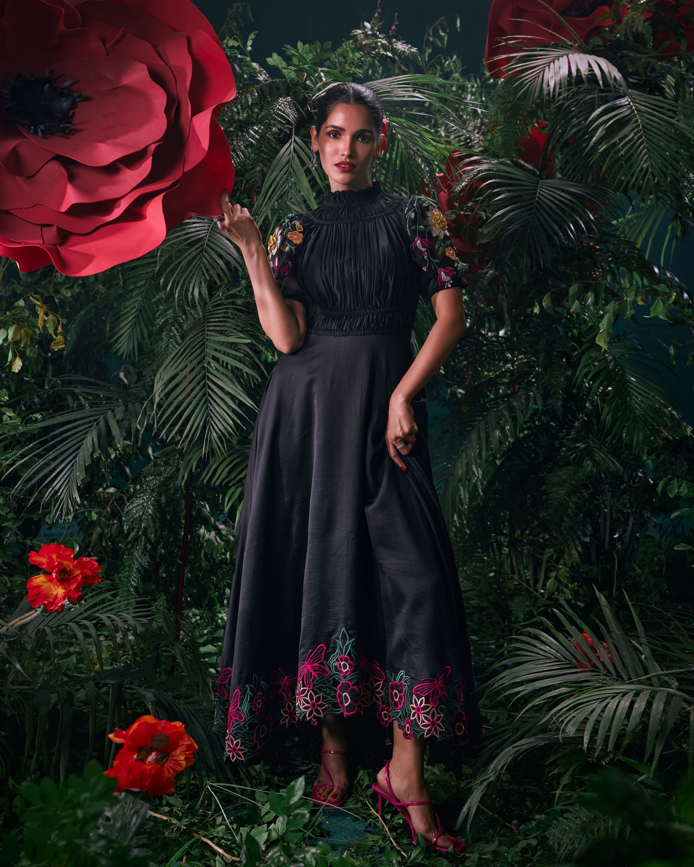 BLACK FLORAL EMBROIDERED RUCHED DRESS