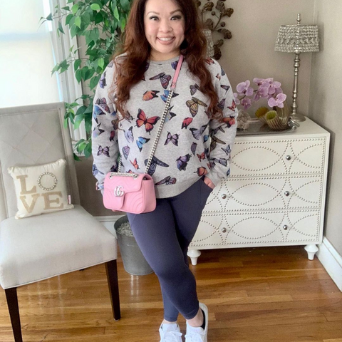 Leggings with sweatshirt and shoulder bag