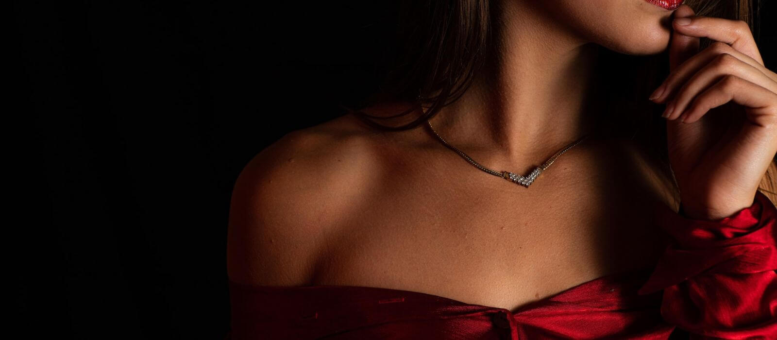 femme-robe-rouge-collier