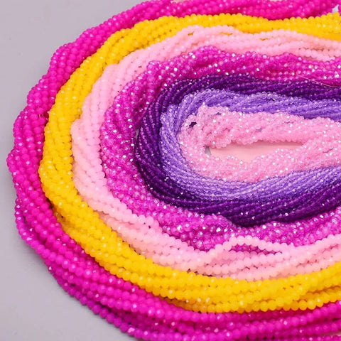 Ein Tisch eines Schmuckdesigners mit bunten Perlen und einem Farbkreis, der den Prozess der Auswahl einer Farbpalette veranschaulicht