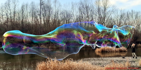 ganz besonders große Riesenseifenblasen im Herbst am Flußufer von bubbles4you