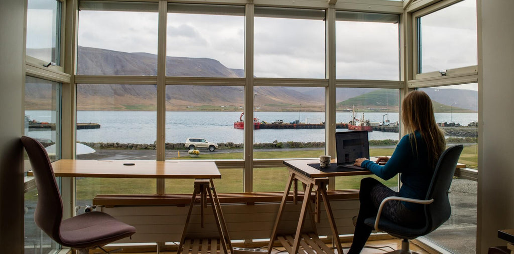 A woman on her productive workation, working in a cafe