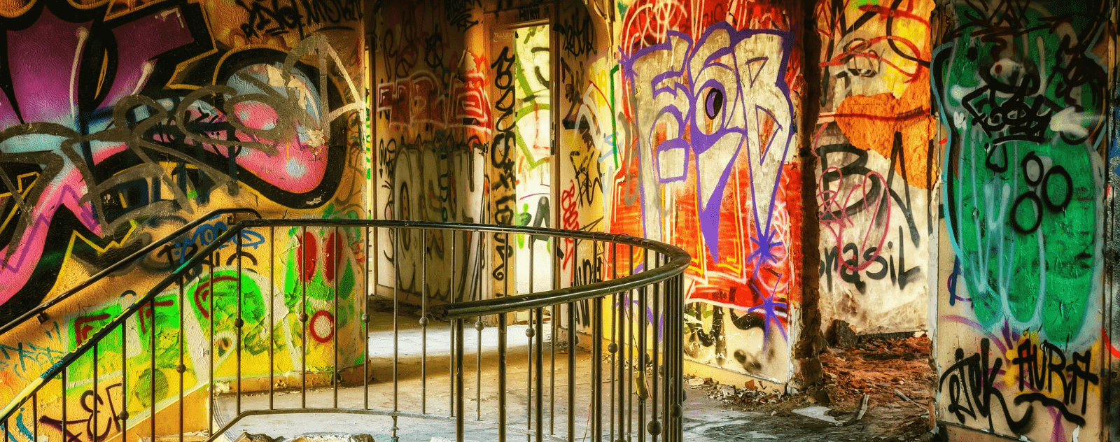 Graffitis dans un lieu abandonné