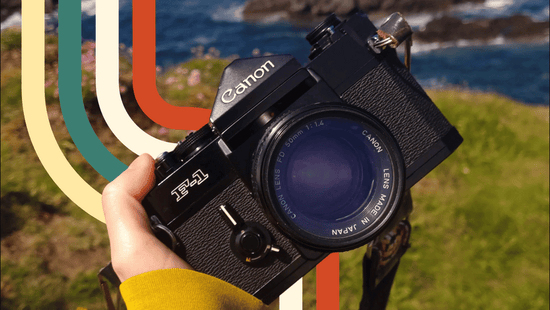 Cámara Canon F-1 SLR de 35 mm frente al océano escocés