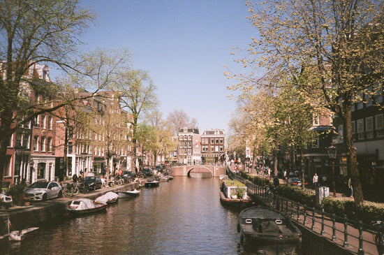 Vista del canal de Ámsterdam