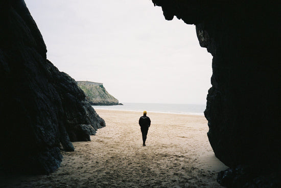 Persona caminando por la playa, tomada con la Olympus XA