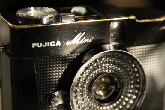 Primer plano de la cámara de película de medio fotograma Fujica Mini