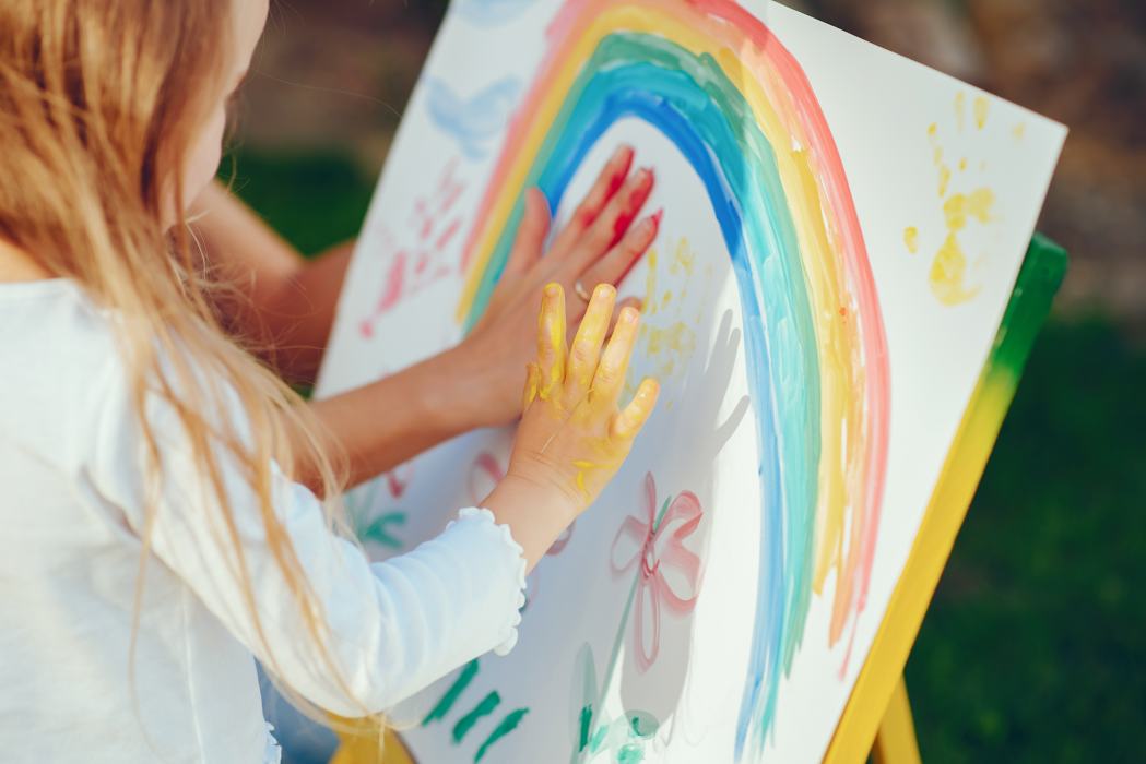 Jeune fille qui fait de la peinture librement