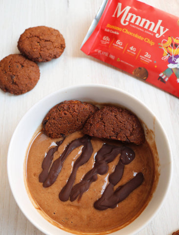 Orderly picture of the Smoothie Bowl with Cookies and an Mmmly Banana chip cookie on the side