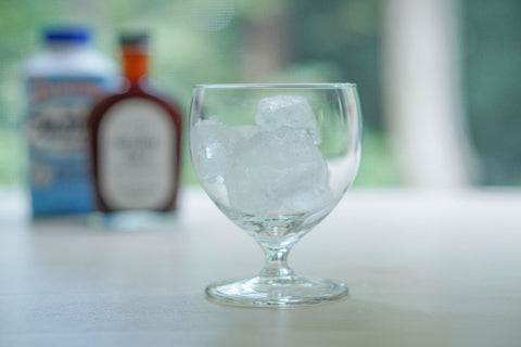 グラスと氷のイメージ