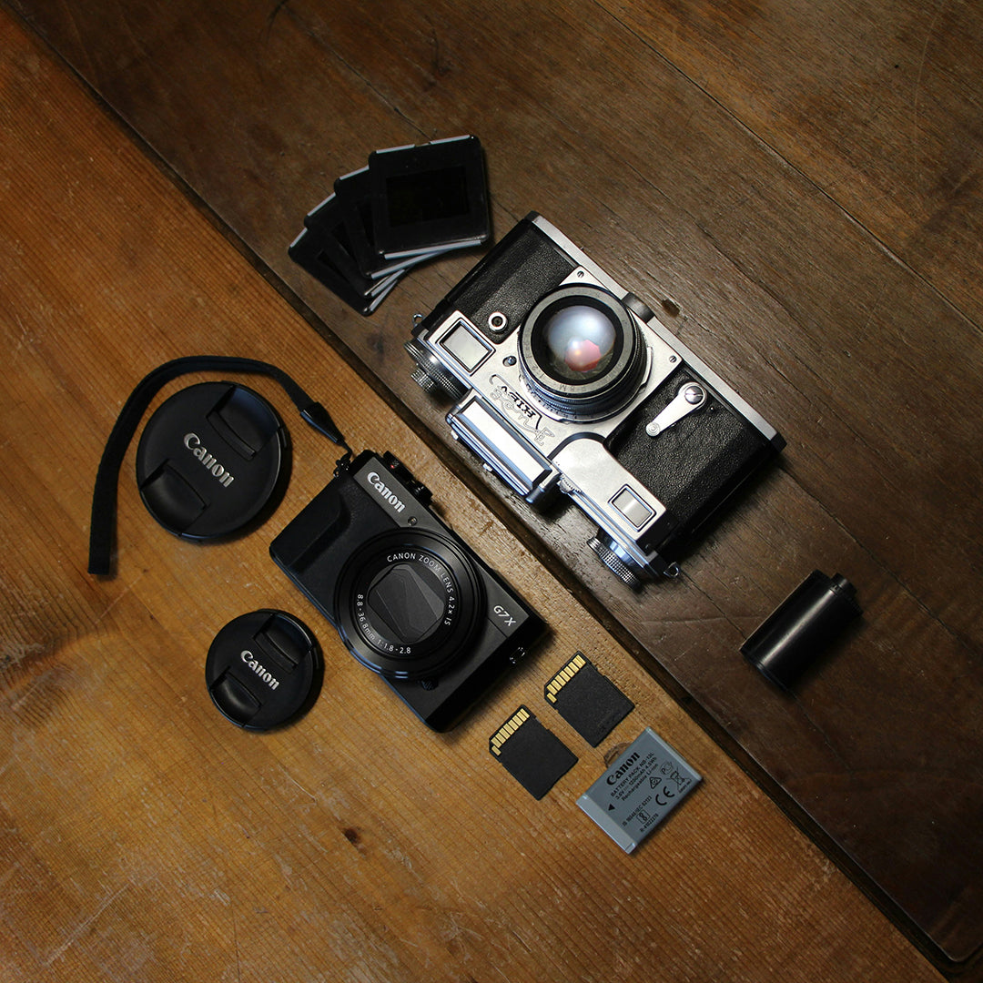 フィルムカメラとデジタルカメラにおける現像と印刷の違いを示すイメージ