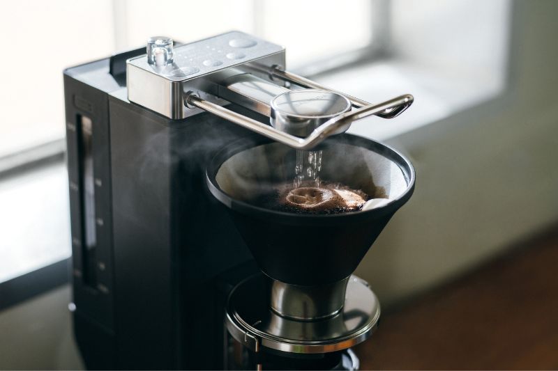 brewing coffee using Balmuda's "The Brew"
