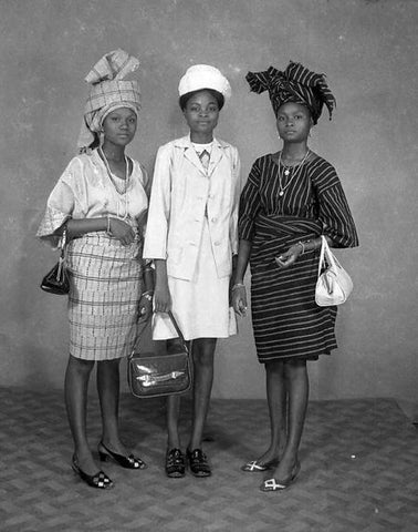 Femmes Yoruba en tenue traditionnelle, celle du milieu fait un mix entre le style européen et africain. Photo : Collection Pigozzi d'art africain contemporain