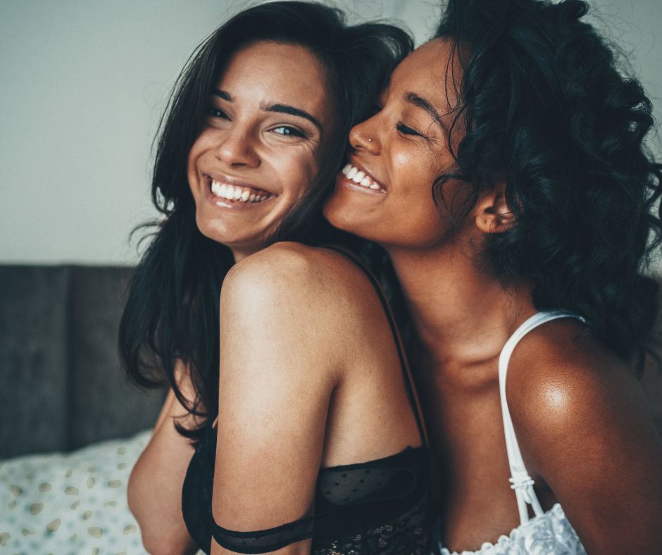 lesbiennes amoureuses lgbtq couple inter racial objectifs de couple bisous