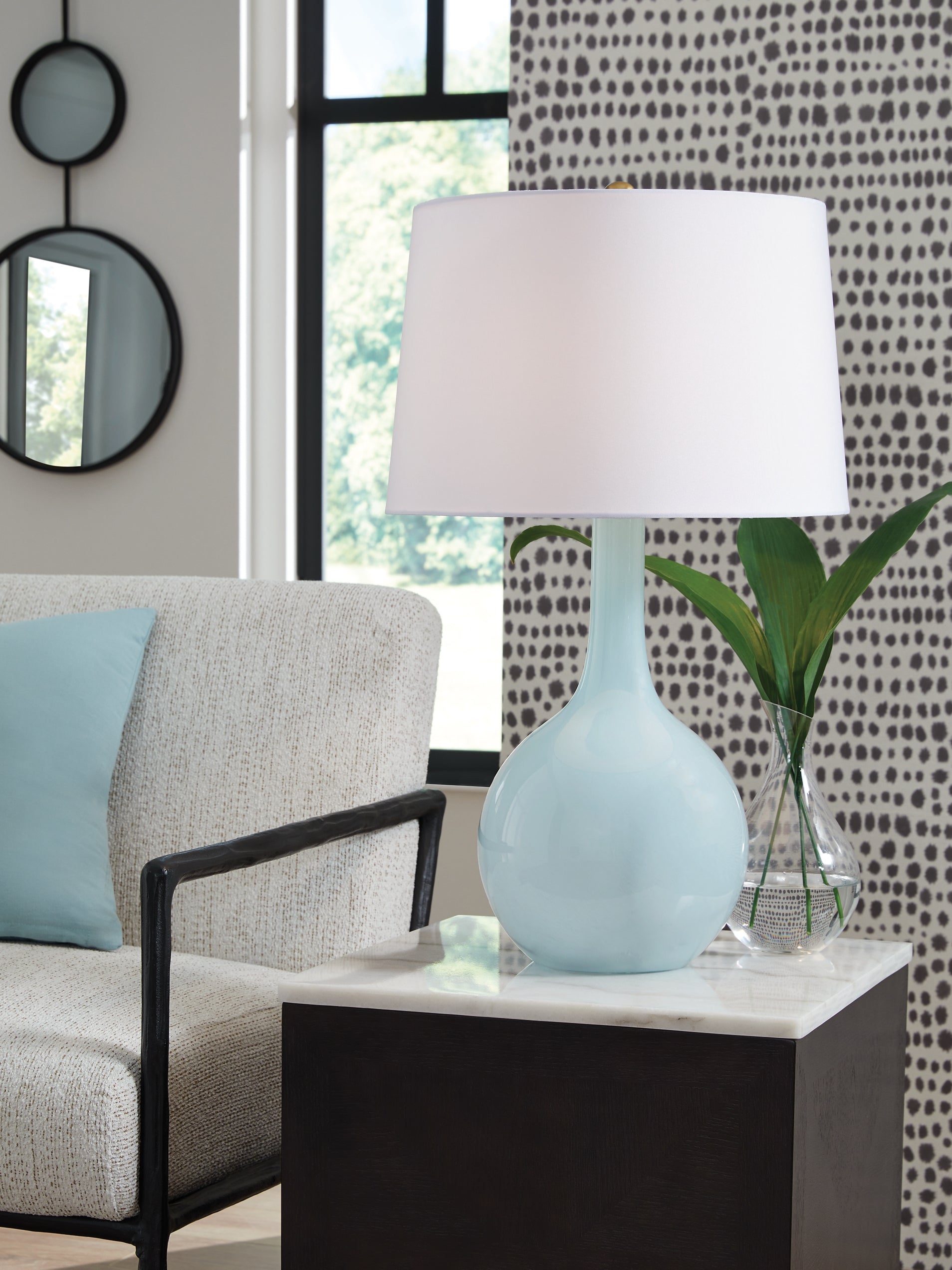 Rylanton's 1/CN Glass Table Lamp