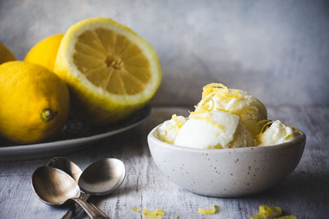 Un bol de glace au limoncello avec du zeste de citron.