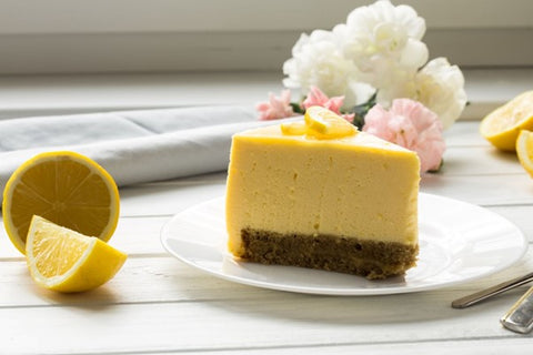 Une part de cheesecake au limoncello sur une assiette blanche.