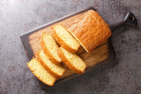 Tranches de gâteau quatre-quarts au limoncello sur une planche de service en bois.