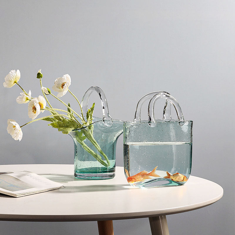vase à fleurs en verre avec des poissons nageant à l'intérieur