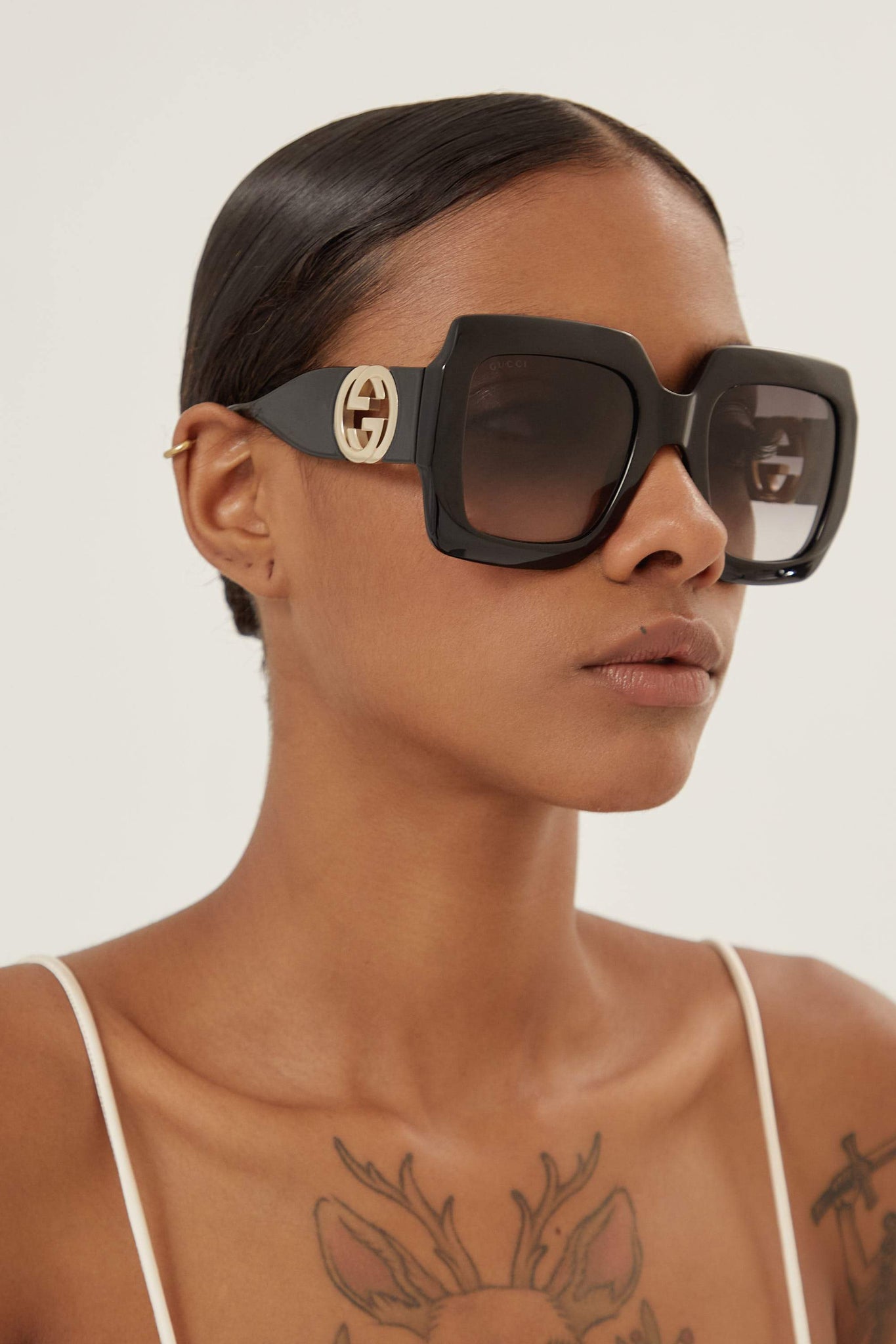 Gucci femenine black sunglasses with integrated GG logo
