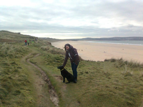 artist Siobhan Purdy on Cornish beach with her mother's guide dog