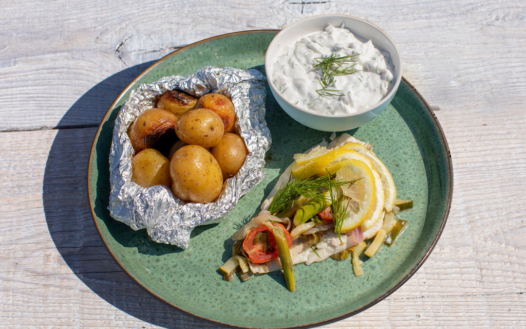 Rodspaetter I Stanniol Pa Grill Med Nye Kartofler Og Rort Dild Yoghurt Kystfisken