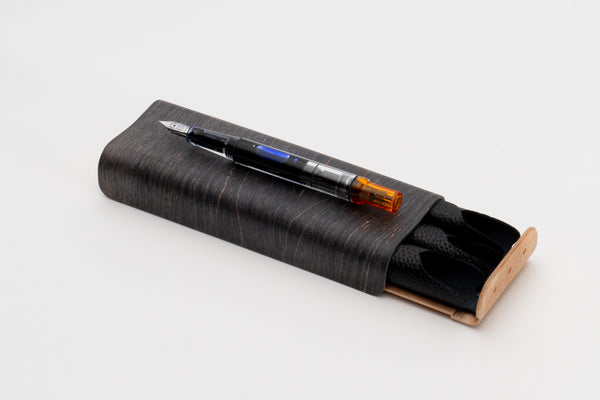 The beautiful curve on the top of the Stolio fountain pen case, 2-pen and 3-pen pens, can also be used as a pen tray.
