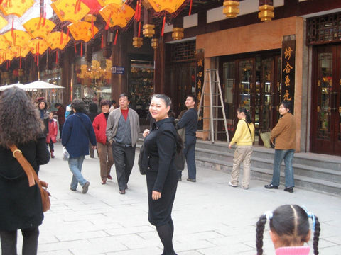 Liz on Nanjing Road in Shanghai CNY 2007 Year of the Golden Pig
