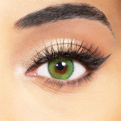 lentilles vertes sur yeux marron