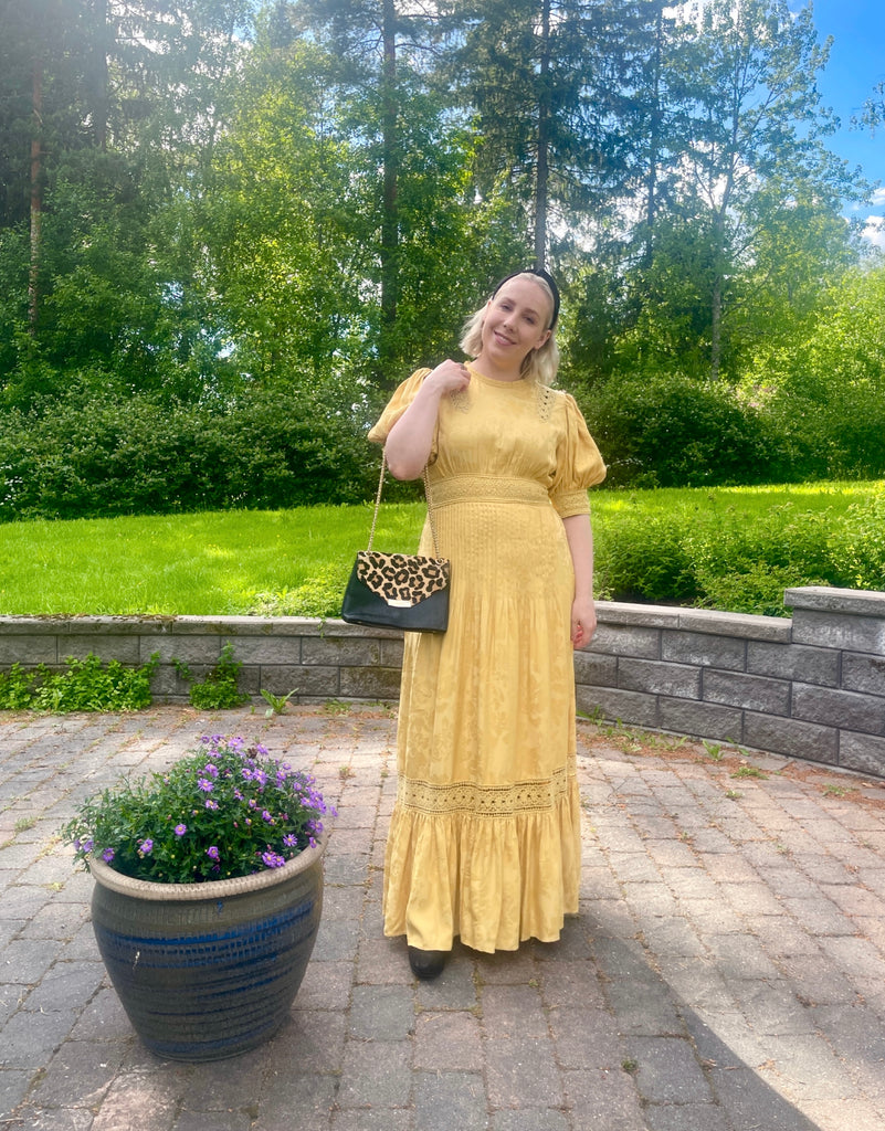 Vuokraa keltainen mekko häihin vaatelainaamo Bonicilta.